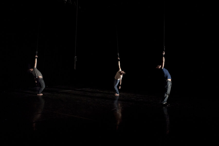 Ève Magot, Alexis Jestin et Nina Santes dansent suspendues par un poignet dans le trio Derrière la porte verte de Ève Magot.