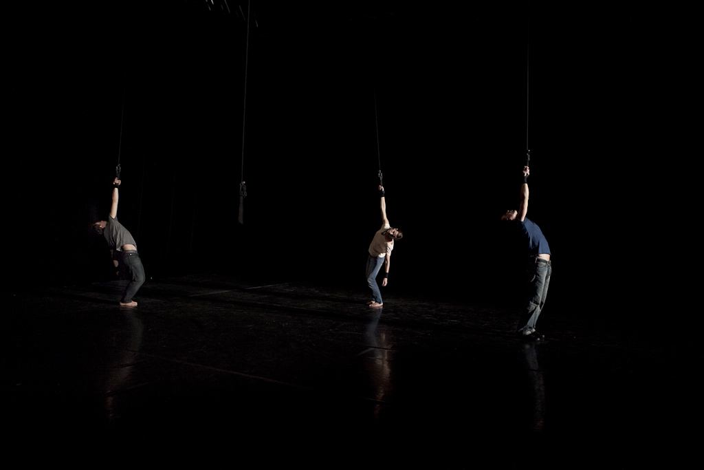 Ève Magot, Alexis Jestin et Nina Santes dansent suspendues par un poignet dans le trio Derrière la porte verte de Ève Magot.