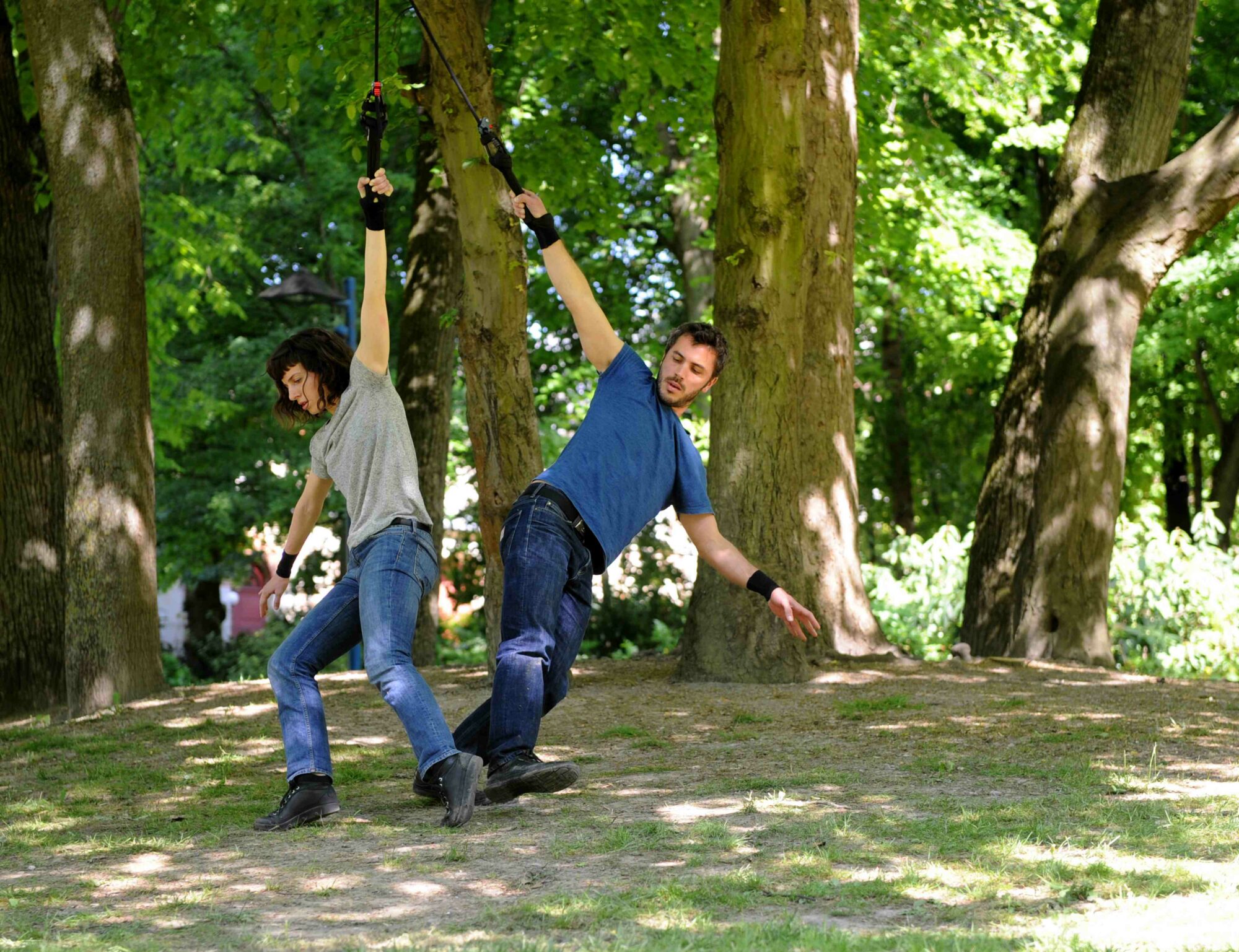 Ève Magot et Nina Santes dansent suspendues par un poignet dans le duo Derrière la porte verte de Ève Magot.