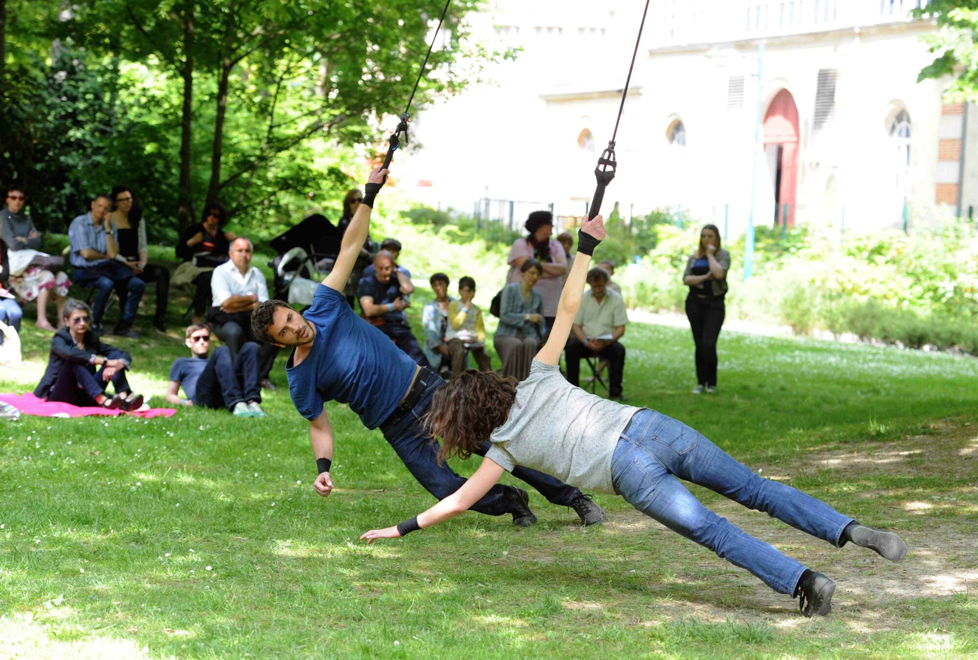 Ève Magot et Nina Santes dansent suspendues par un poignet dans le duo Derrière la porte verte de Ève Magot.