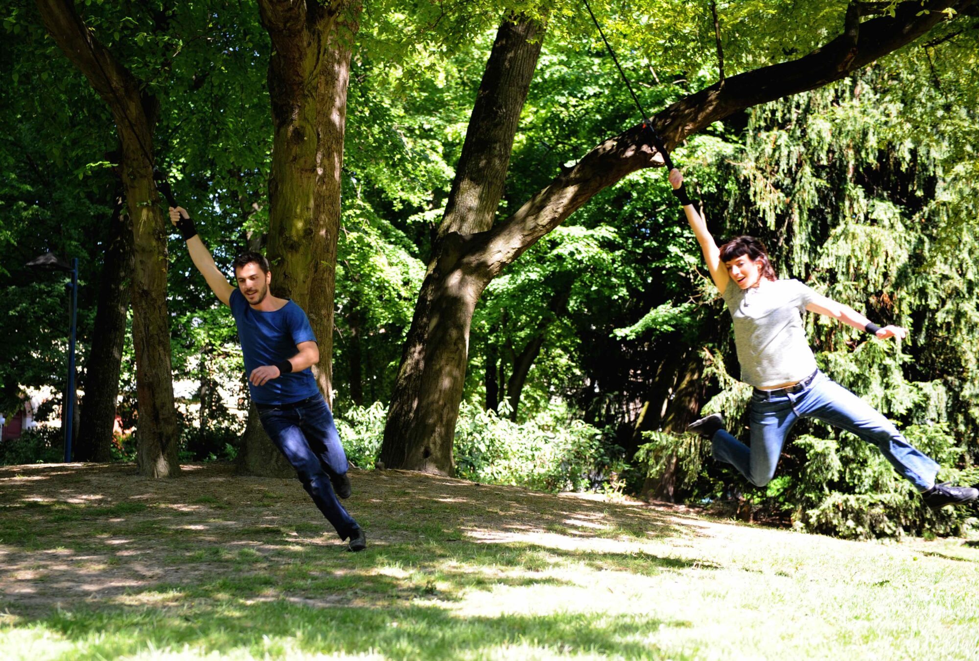 Ève Magot et Nina Santes dansent suspendues par un poignet dans le duo Derrière la porte verte de Ève Magot.