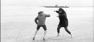 Le groupe Danse IME Jean Marc Itard, en transfert au CCN du Havre, danse sur la plage