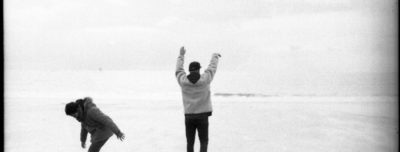 Le groupe Danse IME Jean Marc Itard, en transfert au CCN du Havre, danse sur la plage