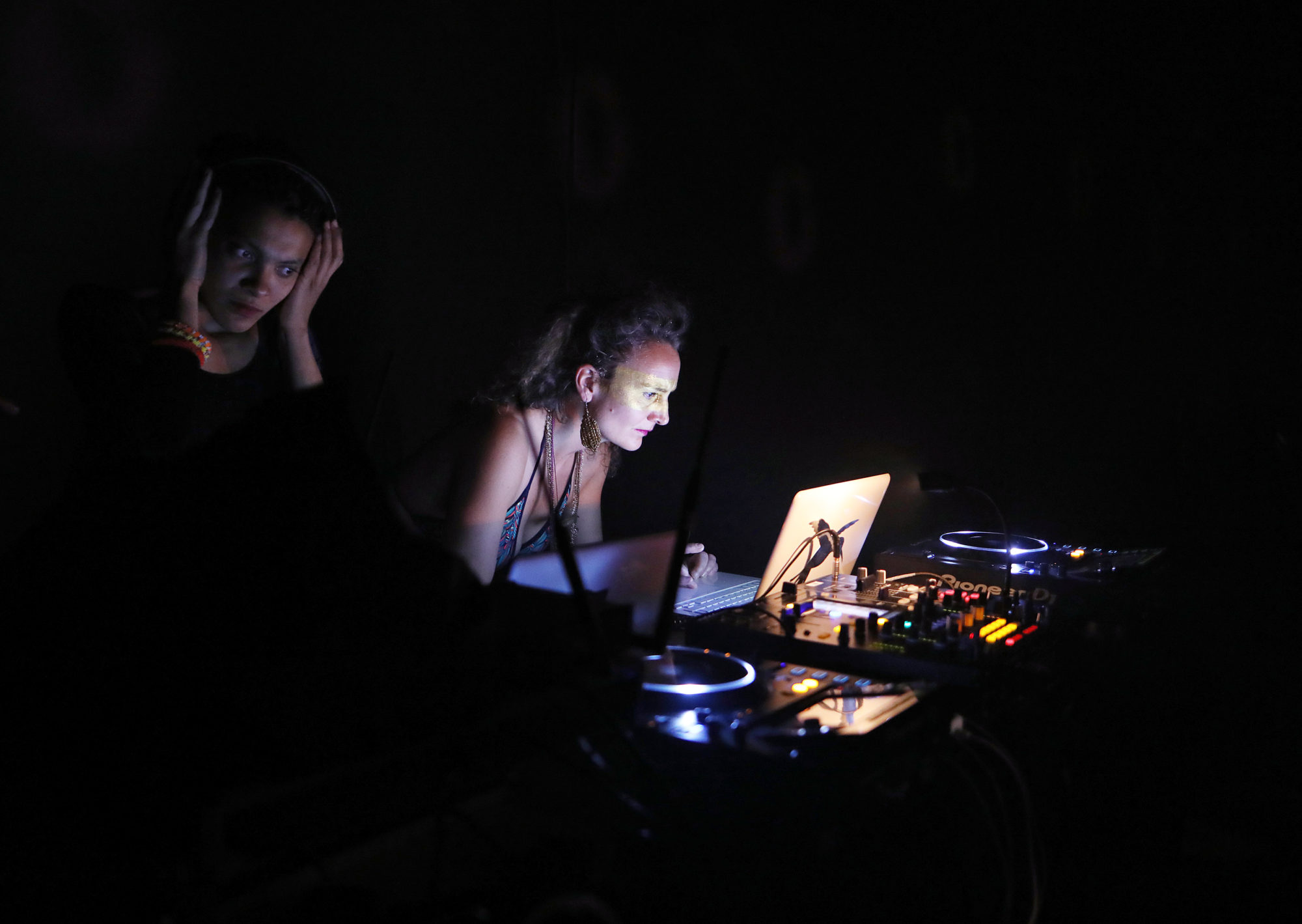 La Nuit #1 FIction est une nuit de performance pensée par Nina Santes & La Fronde