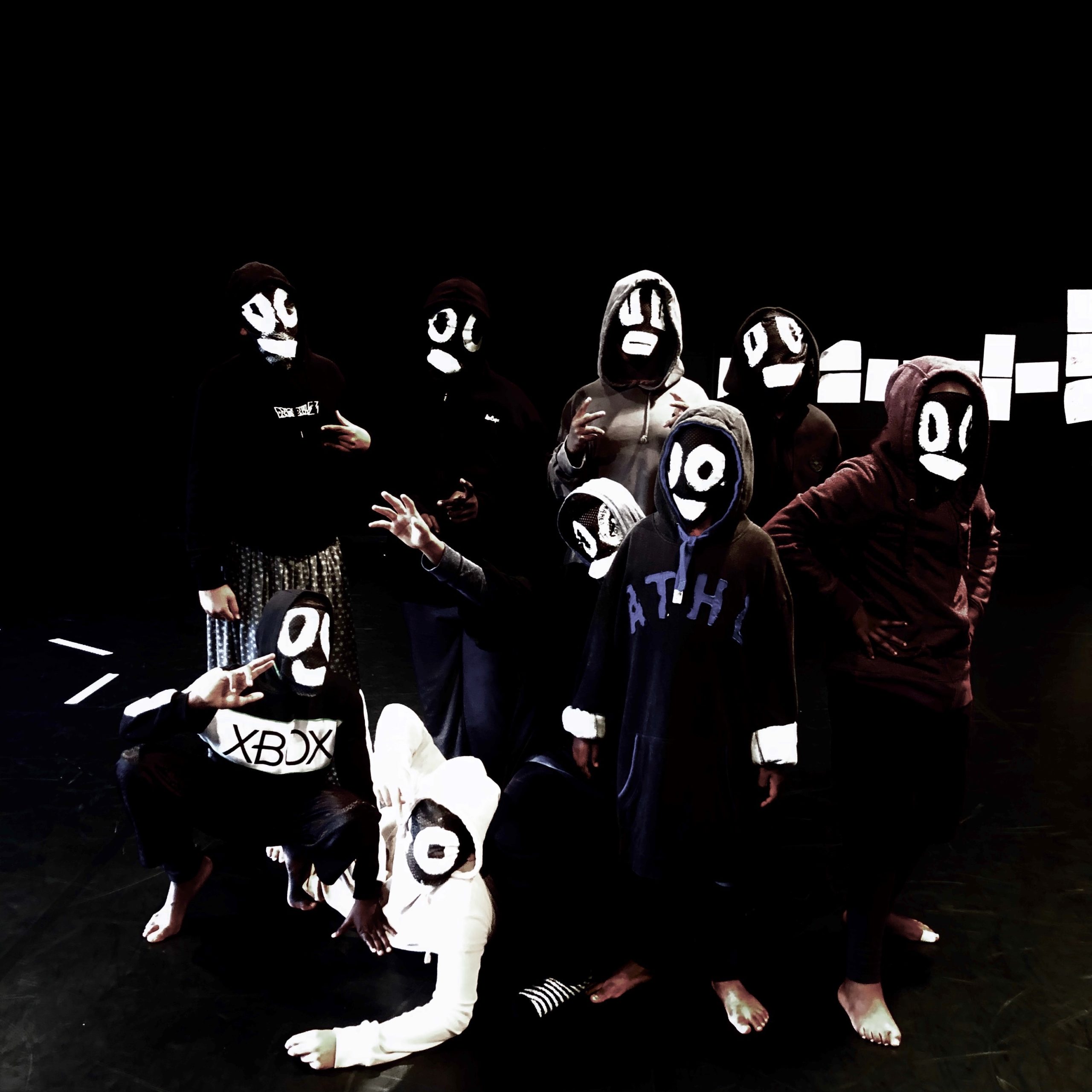 Le groupe Danse IME Jean Marc Itard travail a création Poursuis toi de Eve Magot