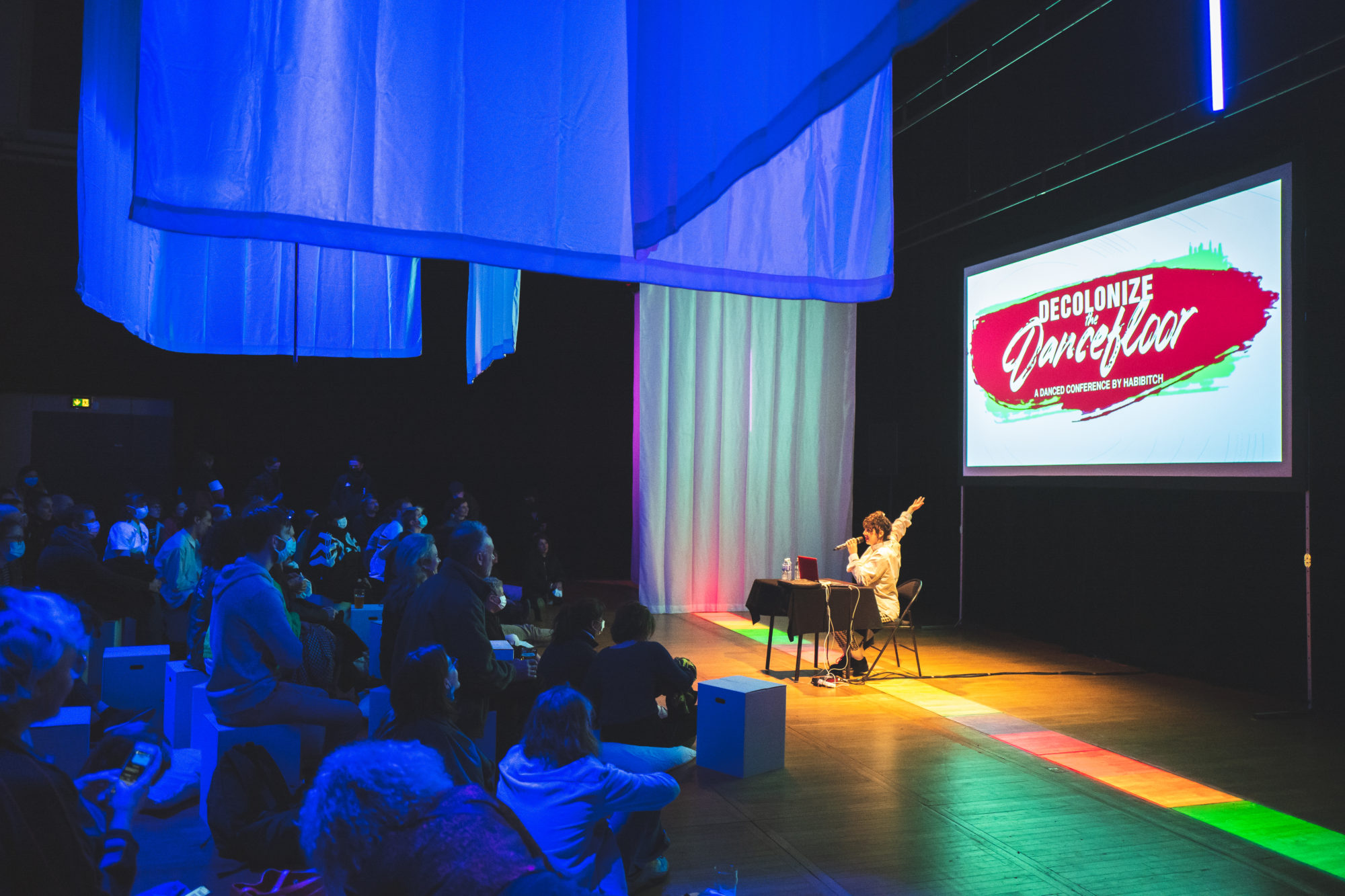 La nuit #2-Reclaim the night est une soirée de performance pensée par Nina Santes & La Fronde
