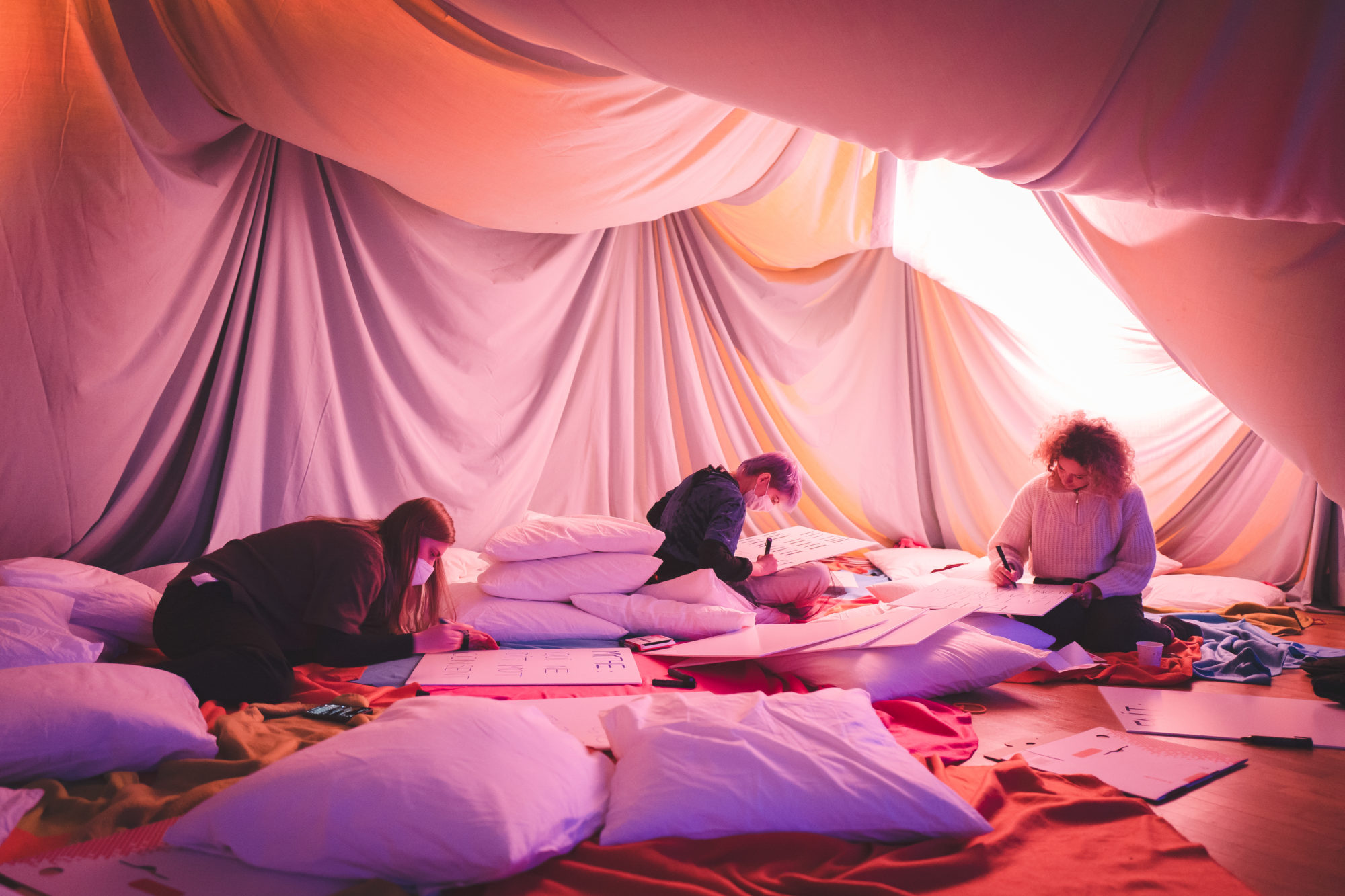 La nuit #2-Reclaim the night est une soirée de performance pensée par Nina Santes & La Fronde