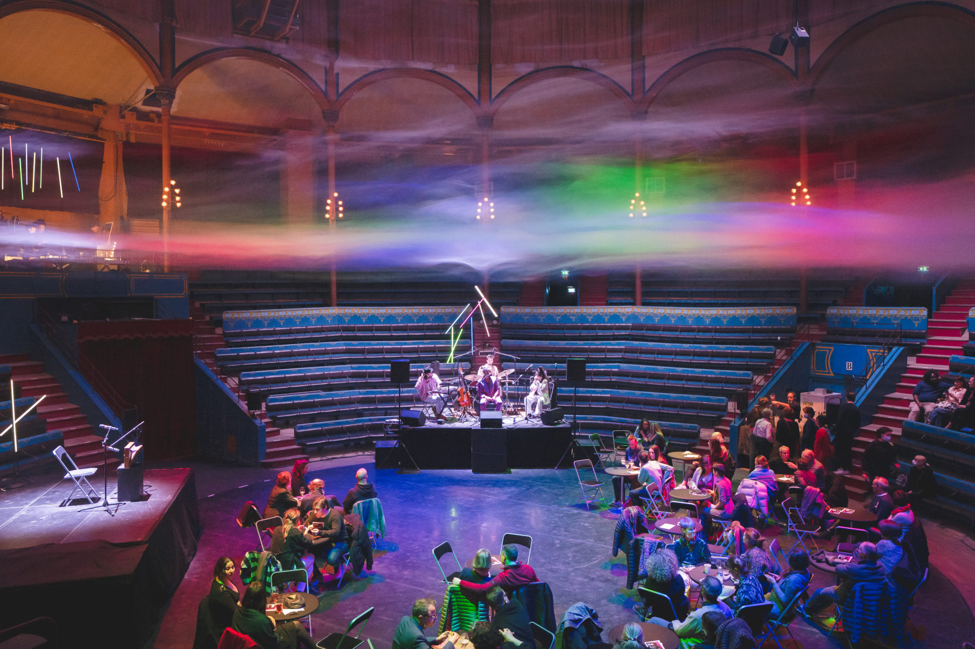 La nuit #2-Reclaim the night est une soirée de performance pensée par Nina Santes & La Fronde