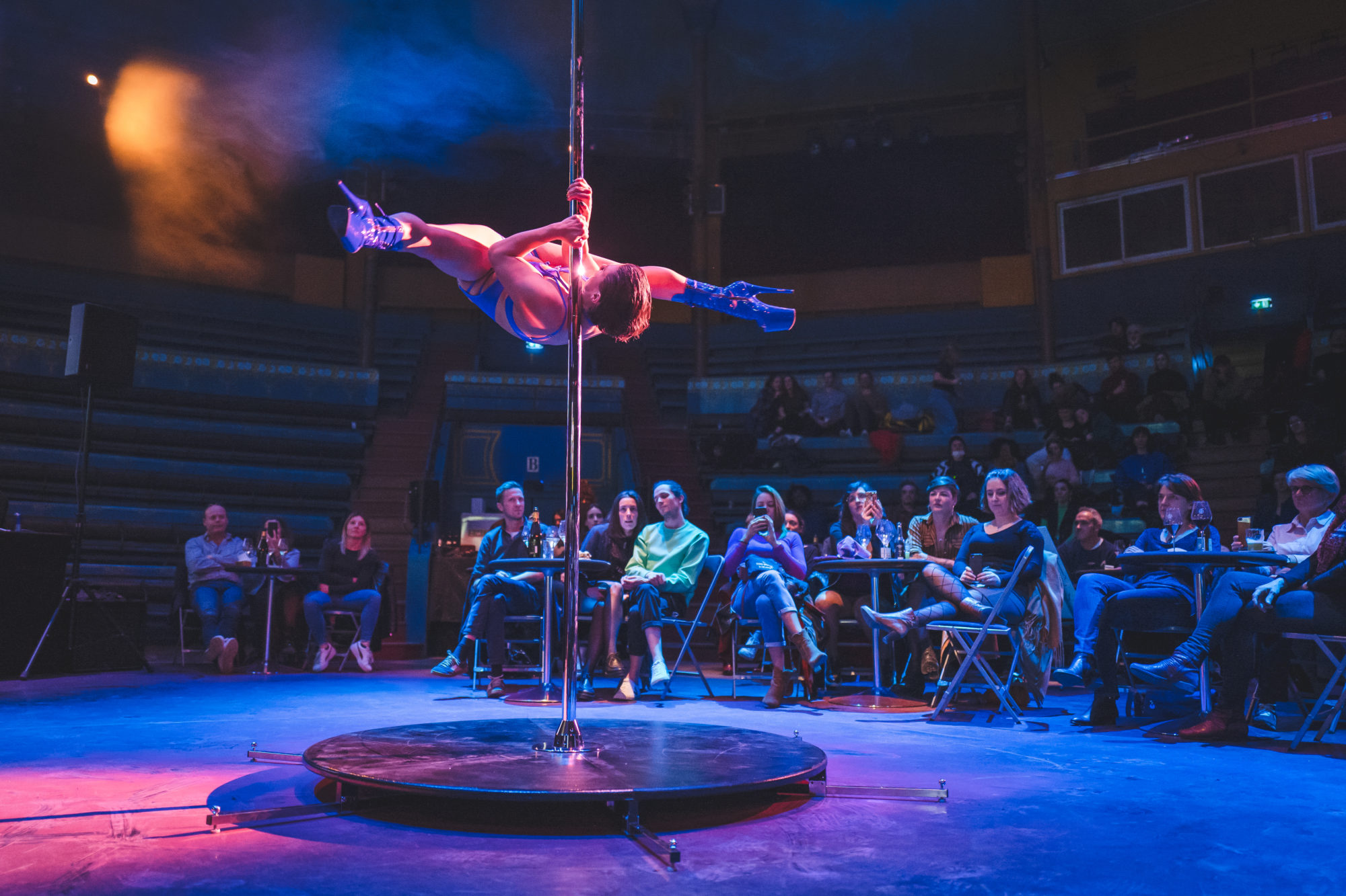 La nuit #2-Reclaim the night est une soirée de performance pensée par Nina Santes & La Fronde