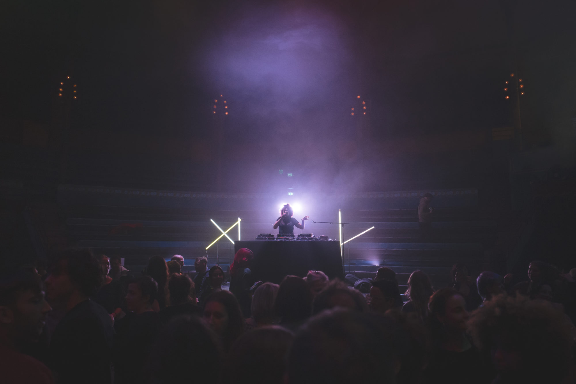 La nuit #2-Reclaim the night est une soirée de performance pensée par Nina Santes & La Fronde