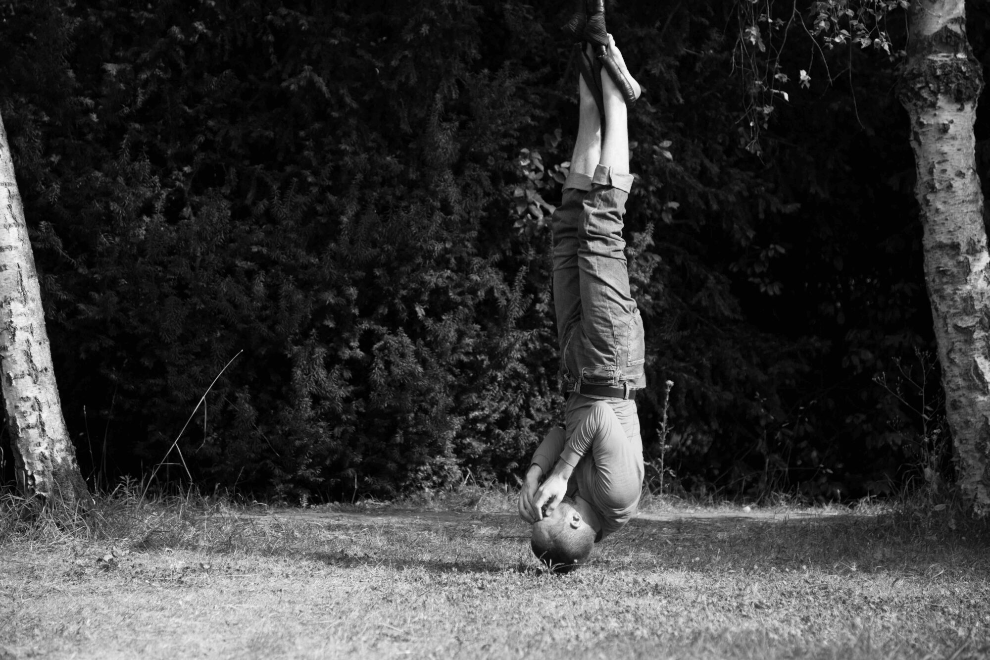 Ève Magot danse suspendue par les pieds dans le solo La 36ème Chambre, Parc des Lilas, Vitry-sur-Seine