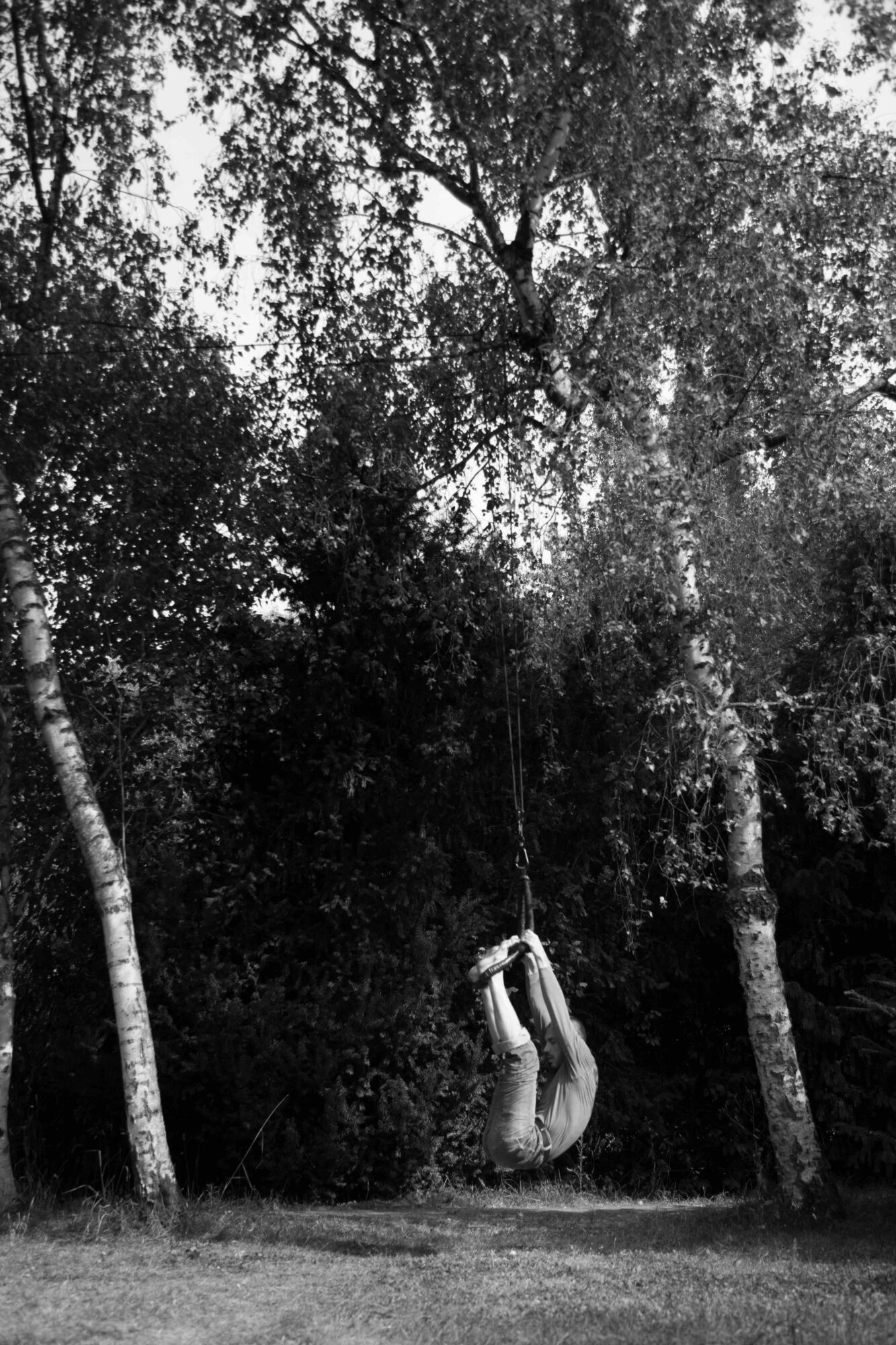 Ève Magot danse suspendue par les pieds dans le solo La 36ème Chambre, Parc des Lilas, Vitry-sur-Seine