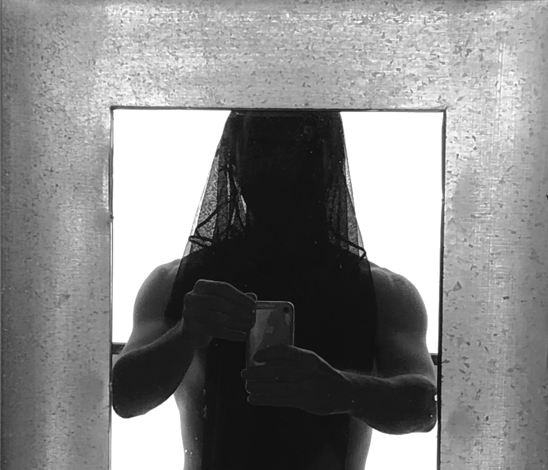 Photo de Eve Magot au Théâtre de Brétigny en février 2020 lors d'une résidence de recherche pour la performance Laisser la place.